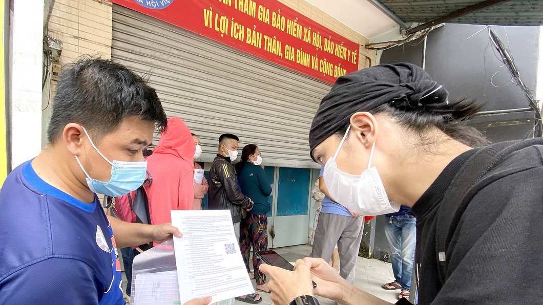 Nhiều người lao động đã xếp hàng chờ vào làm thủ tục tại Bảo hiểm xã hội quận Gò Vấp, TP.HCM - Ảnh: TỰ TRUNG