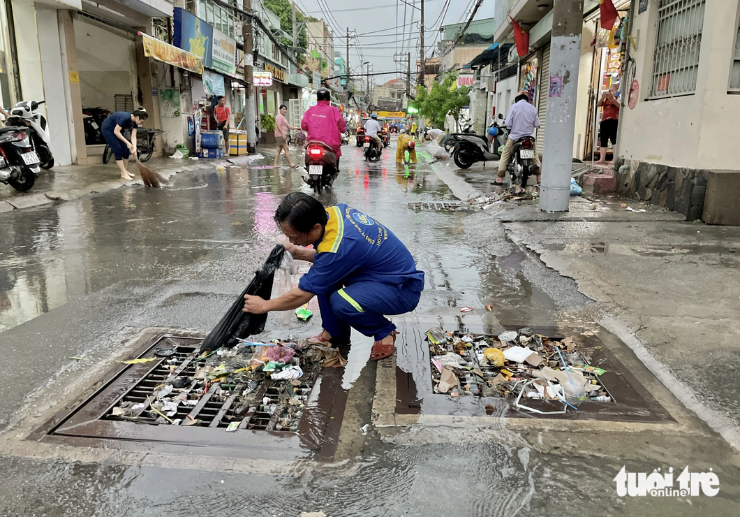 Rác đầy miệng cống, mưa không ngập đường mới lạ - Ảnh 5.