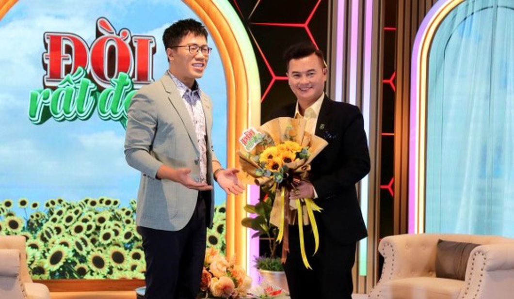 Chú hề Si Đô  (phải) và MC Quốc Bình - Ảnh: VTV9