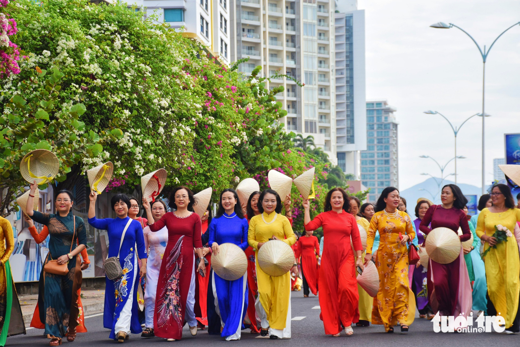 Quyền Linh và hơn 5.400 phụ nữ mặc áo dài ở Nha Trang, lập kỷ lục Việt Nam - Ảnh 3.