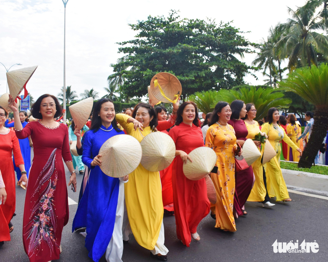 Quyền Linh và hơn 5.400 phụ nữ mặc áo dài ở Nha Trang, lập kỷ lục Việt Nam - Ảnh 5.