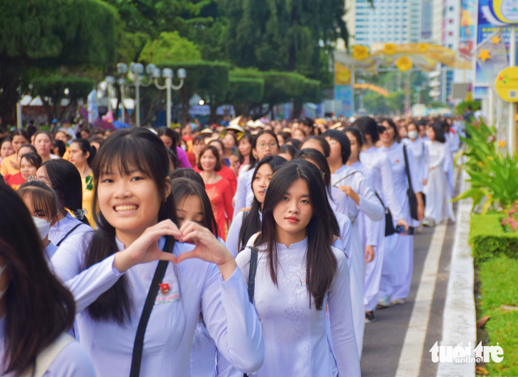 Quyền Linh và hơn 5.400 phụ nữ mặc áo dài ở Nha Trang, lập kỷ lục Việt Nam - Ảnh 6.