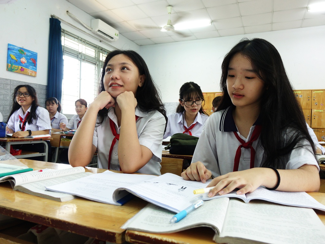 Sáng nay 5-6, hơn 96.300 học sinh TP.HCM làm thủ tục thi vào lớp 10 - Ảnh 4. Sáng nay 5-6, hơn 96.300 học sinh TP.HCM làm thủ tục thi vào lớp 10 - Ảnh 4.
