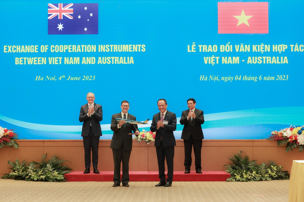 Thủ tướng Phạm Minh Chính và Thủ tướng Úc Anthony Albanese chứng kiến sự kiện công bố khai trương đường bay thẳng giữa Hà Nội và Melbourne - Ảnh: Vietnam Airlines Thủ tướng Phạm Minh Chính và Thủ tướng Úc Anthony Albanese chứng kiến sự kiện công bố khai trương đường bay thẳng giữa Hà Nội và Melbourne - Ảnh: Vietnam Airlines