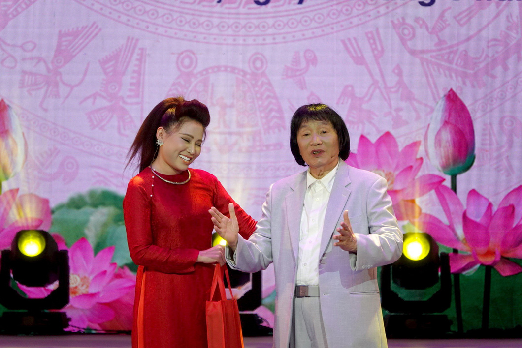 Nghệ sĩ Minh Vương và Nhã Thy hát mở màn hội nghị sơ kết - Ảnh: M.H.