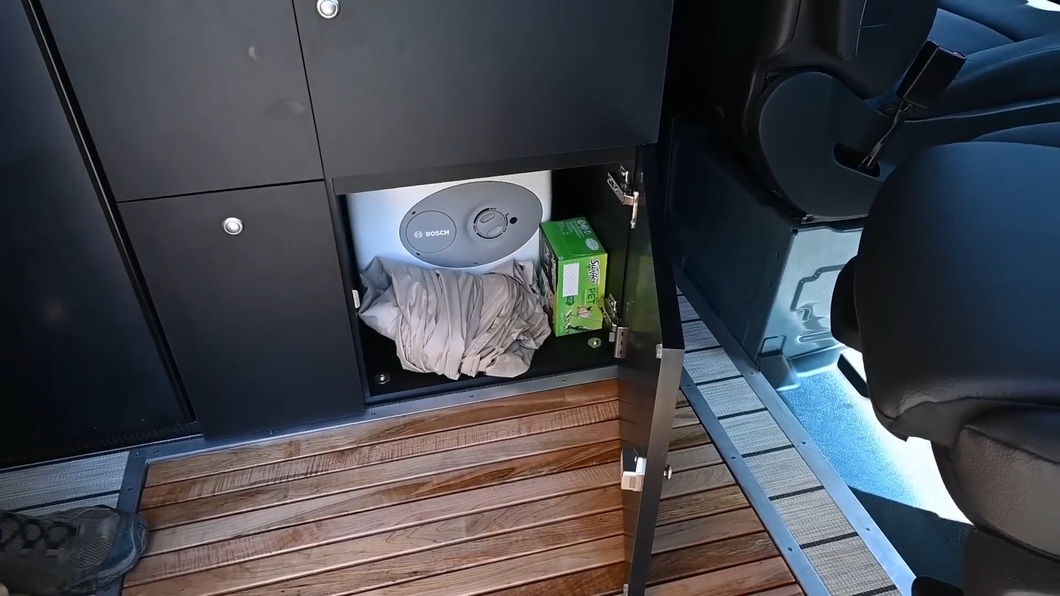 Nhà di động Mercedes-Benz Sprinter đáng kinh ngạc: Giường gắn TV, phòng tắm ẩn bất ngờ - Ảnh 9. Nhà di động Mercedes-Benz Sprinter đáng kinh ngạc: Giường gắn TV, phòng tắm ẩn bất ngờ - Ảnh 9.