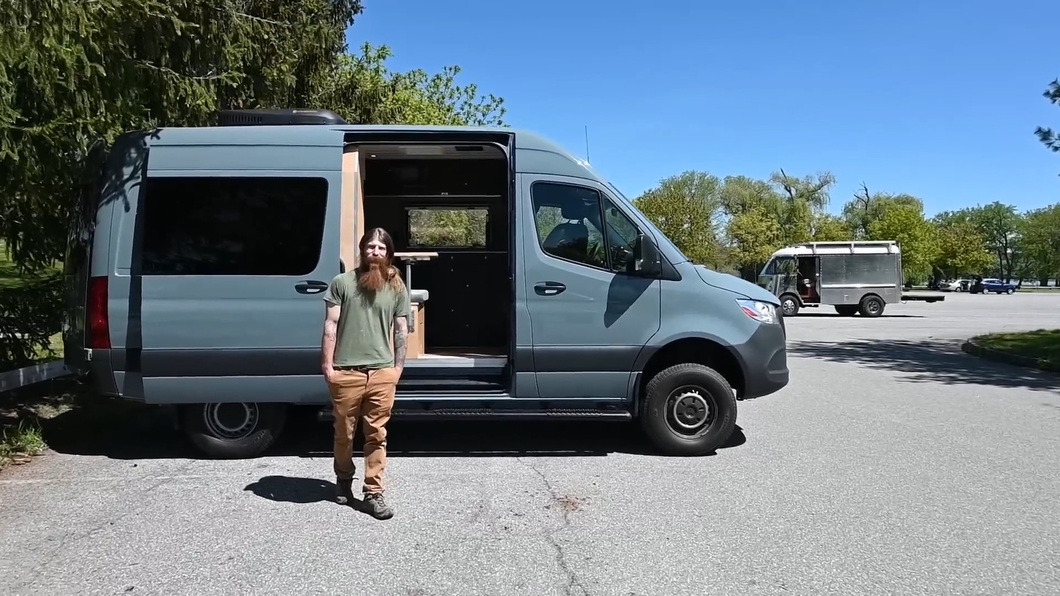 Nhà di động Mercedes-Benz Sprinter đáng kinh ngạc: Giường gắn TV, phòng tắm ẩn bất ngờ - Ảnh 4. Nhà di động Mercedes-Benz Sprinter đáng kinh ngạc: Giường gắn TV, phòng tắm ẩn bất ngờ - Ảnh 4.