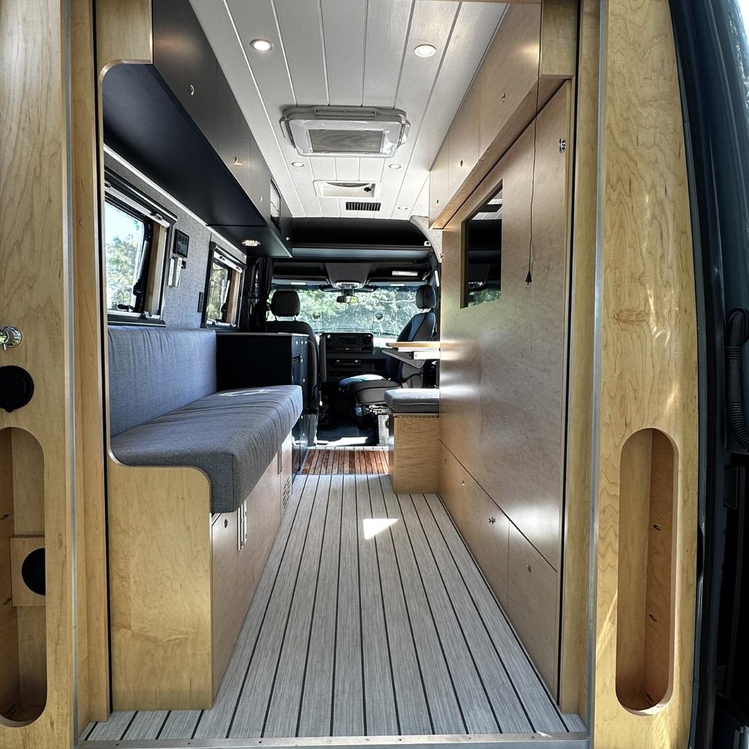Nhà di động Mercedes-Benz Sprinter đáng kinh ngạc: Giường gắn TV, phòng tắm ẩn bất ngờ - Ảnh 2. Nhà di động Mercedes-Benz Sprinter đáng kinh ngạc: Giường gắn TV, phòng tắm ẩn bất ngờ - Ảnh 2.