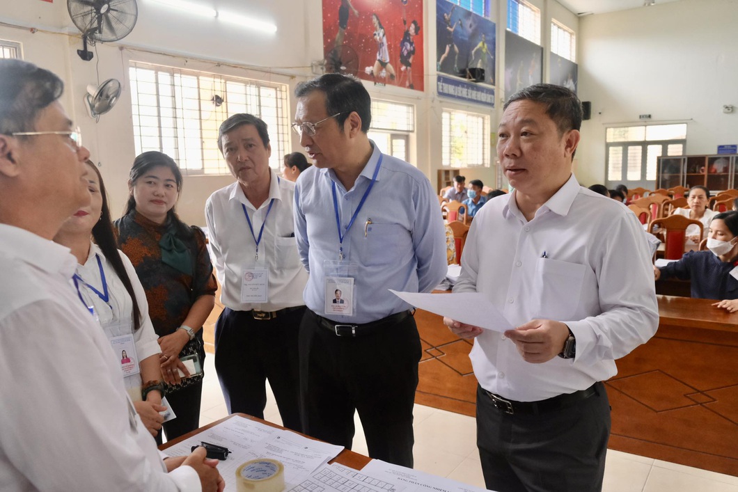 Ông Dương Anh Đức - phó chủ tịch UBND TP.HCM, ông Lê Hoài Nam - phó giám đốc sở Giáo dục và Đào tạo TP.HCM, ông Nguyễn Hữu Hưng - phó giám đốc Sở Y tế (từ phải qua) kiểm tra công tác thi tại huyện Cần Giờ - Ảnh: NGỌC PHƯỢNG Ông Dương Anh Đức - phó chủ tịch UBND TP.HCM, ông Lê Hoài Nam - phó giám đốc sở Giáo dục và Đào tạo TP.HCM, ông Nguyễn Hữu Hưng - phó giám đốc Sở Y tế (từ phải qua) kiểm tra công tác thi tại huyện Cần Giờ - Ảnh: NGỌC PHƯỢNG