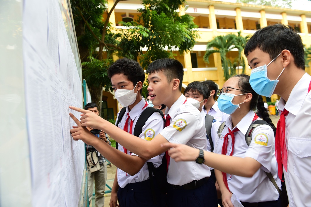 Học sinh đến làm thủ tục thi tại điểm trường THPT Trưng Vương ( Q.1, TP.HCM) - Ảnh: DUYÊN PHAN Học sinh đến làm thủ tục thi tại điểm trường THPT Trưng Vương ( Q.1, TP.HCM). Nhiều thí sinh cho biết đã ôn tập kỹ và mong đề thi có tính phân loại cao - Ảnh: DUYÊN PHAN