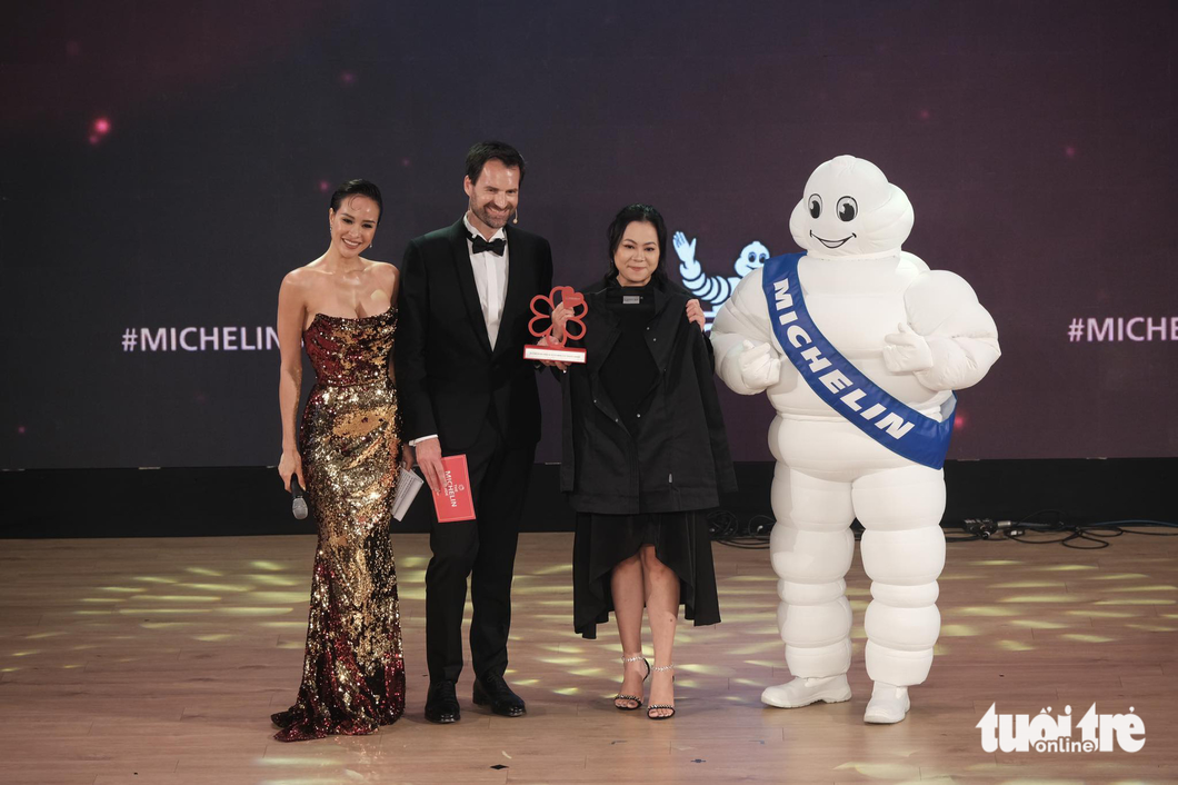 Nguyễn Thị Nụ (nhà hàng Vietnam House) đạt Michelin Service Award - giải thưởng dành cho chất lượng phục vụ - Ảnh: MAI THƯƠNG