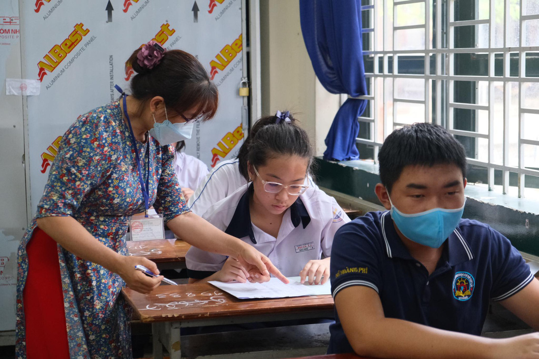 Thí sinh tại điểm thi Trường THPT Nguyễn Hữu Huân, TP Thủ Đức trước giờ thi môn ngoại ngữ - Ảnh: NGỌC PHƯỢNG