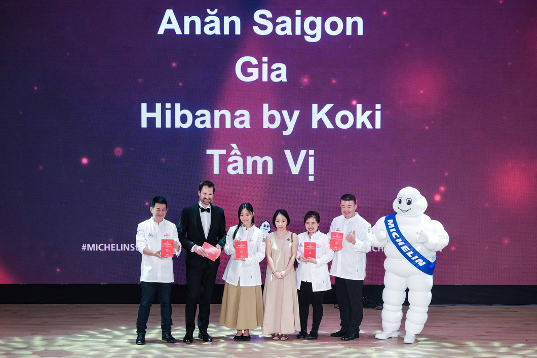 Đại diện Anăn Saigon, Gia, Hibana by Koki và Tầm Vị nhận giải thưởng danh giá Michelin Star cho nhà hàng của mình