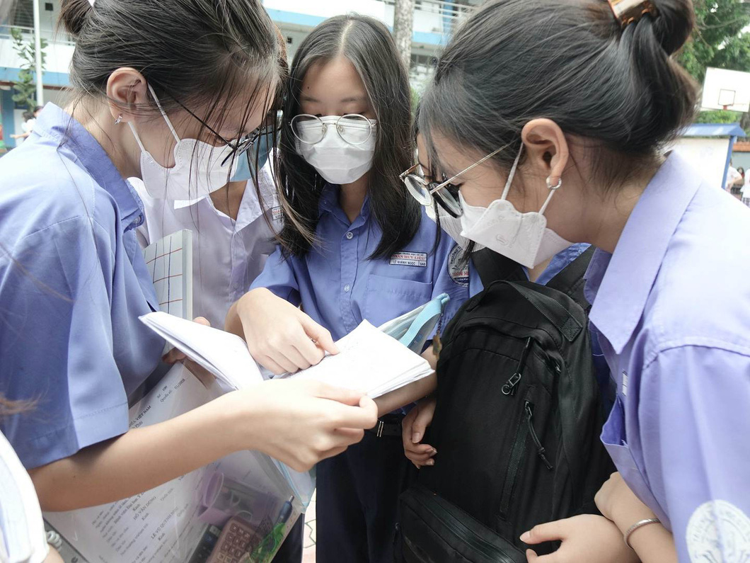 Thí sinh xem lại bài trước khi thi môn toán tại điểm thi trường THPT Nguyễn Du Q10, TPHCM. Ảnh: NHƯ HÙNG Thí sinh dự thi môn toán tại điểm thi trường THPT Nguyễn Du, Q.10, TP.HCM - Ảnh: NHƯ HÙNG