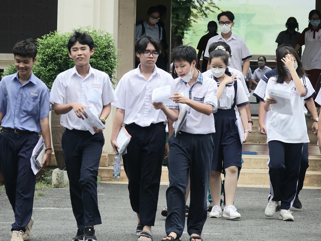 thí sinh trao đổi bài sau giờ thi môn toán tại điểm thi trường THPT chuyên Lê Hồng Phong Q5, TPHCM - Ảnh: NHƯ HÙNG Thí sinh ra về sau giờ thi môn toán tại điểm thi Trường THPT chuyên Lê Hồng Phong. Sau buổi thi này, những thí sinh đăng ký vào lớp 10 thường sẽ nghỉ, còn những em đăng ký vào lớp 10 chuyên sẽ tiếp tục thi môn chuyên vào chiều nay 7-6 - Ảnh: NHƯ HÙNG