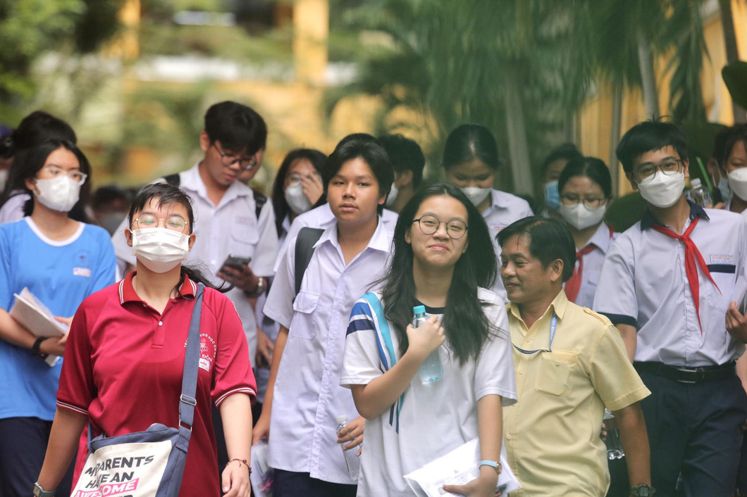 Đề thi toán được các em học sinh ở điểm trường THPT Trưng Vương (quận 1) đánh giá là thú vị và có độ phân hoá - Ảnh: PHƯƠNG QUYÊN Thí sinh khá thoải mái sau khi hoàn thành môn thi thứ ba của kỳ thi năm nay - Ảnh: PHƯƠNG QUYÊN