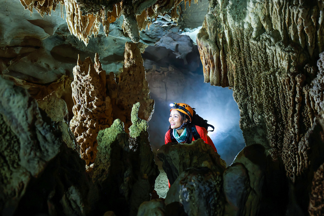 HHen Niê thám hiểm 5 hang động đẹp ngỡ ngàng tại Quảng Bình - Ảnh 4.