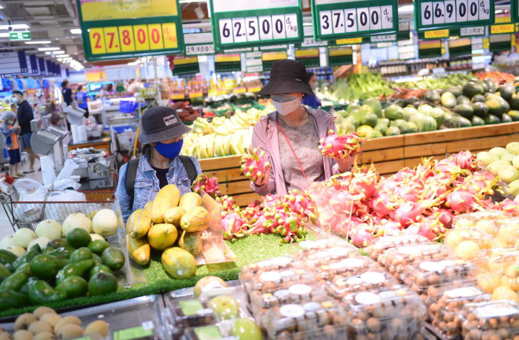 Nhiều loại trái cây được Saigon Co.op nhập về trong ngày, giảm giá liền tay - Ảnh: QUANG ĐỊNH