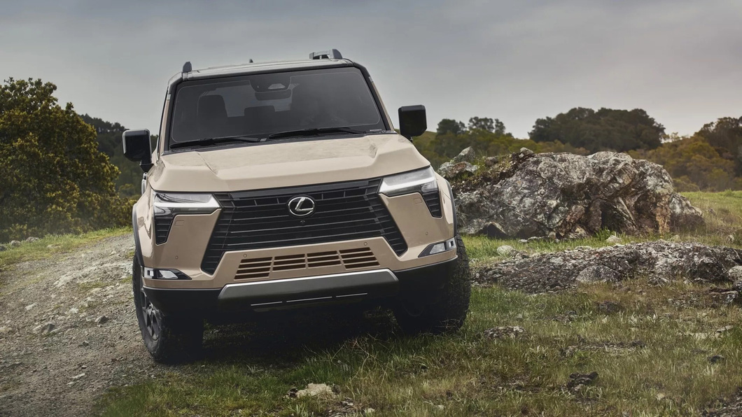 Lexus GX 2025 phong cách mạnh mẽ theo trend hình hộp Tuổi Trẻ Online