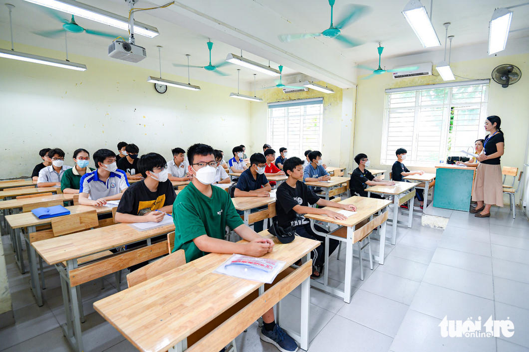 Hơn 100.000 thí sinh làm thủ tục thi lớp 10 Hà Nội, lo cúp điện, ngập úng - Ảnh 7.