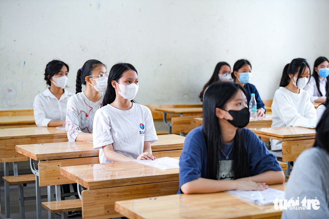 Hơn 100.000 thí sinh làm thủ tục thi lớp 10 Hà Nội, lo cúp điện, ngập úng - Ảnh 9.