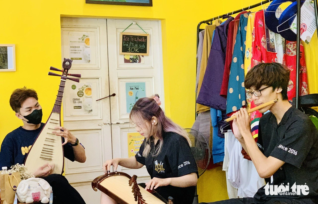 Sinh viên FPT thể hiện tài năng đánh đàn, thổi sáo - Ảnh: HOÀI PHƯƠNG