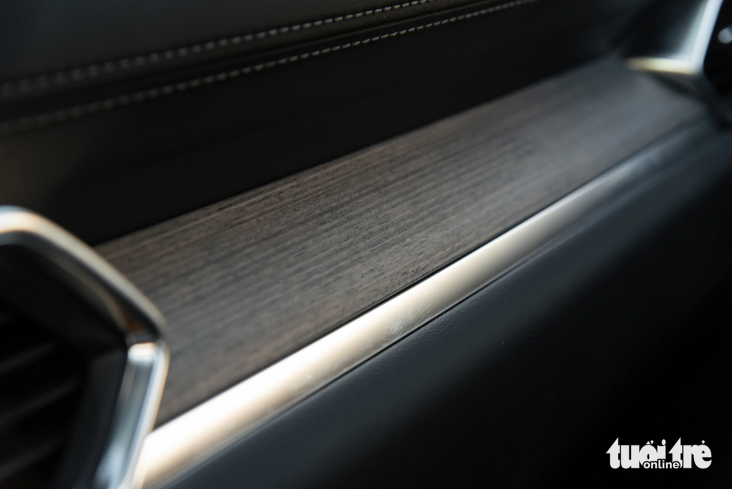 Chất liệu ốp ở táp-lô, táp-pi cửa cũng là điều khác biệt giữa ba bản Premium. CX-5 Premium gói Exclusive là loại gỗ thật, màu sáng. Gói Sport là họa tiết kiểu carbon. Còn Premium tiêu chuẩn là họa tiết giả gỗ màu nâu