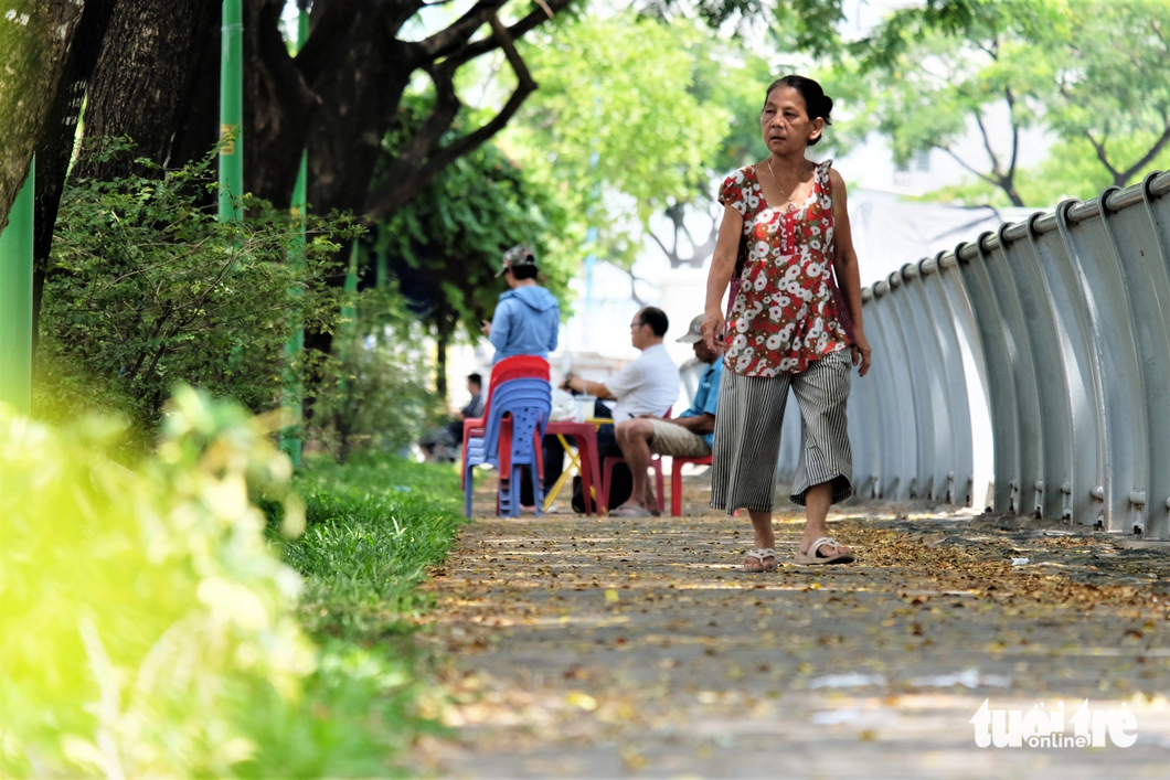 Đoạn kênh giao với đường Lò Gốm đã hoàn thành cải tạo, hình thành công viên với cây xanh, thảm cỏ, vườn hoa cùng hàng ghế đá, dụng cụ thể dục... thu hút người dân đến tản bộ, hóng mát - Ảnh: PHƯƠNG NHI