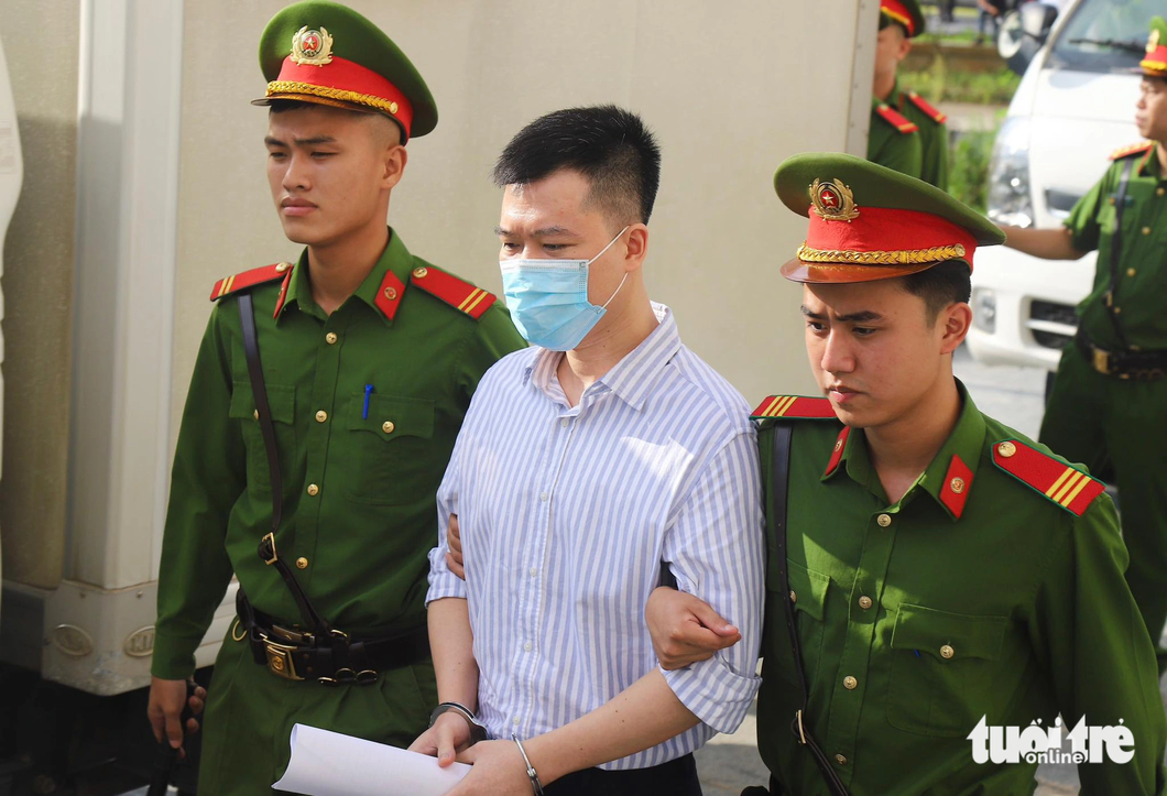 Bị cáo Bùi Huy Hoàng được dẫn giải vào phiên xét xử vụ "chuyến bay giải cứu" - Ảnh: DANH TRỌNG