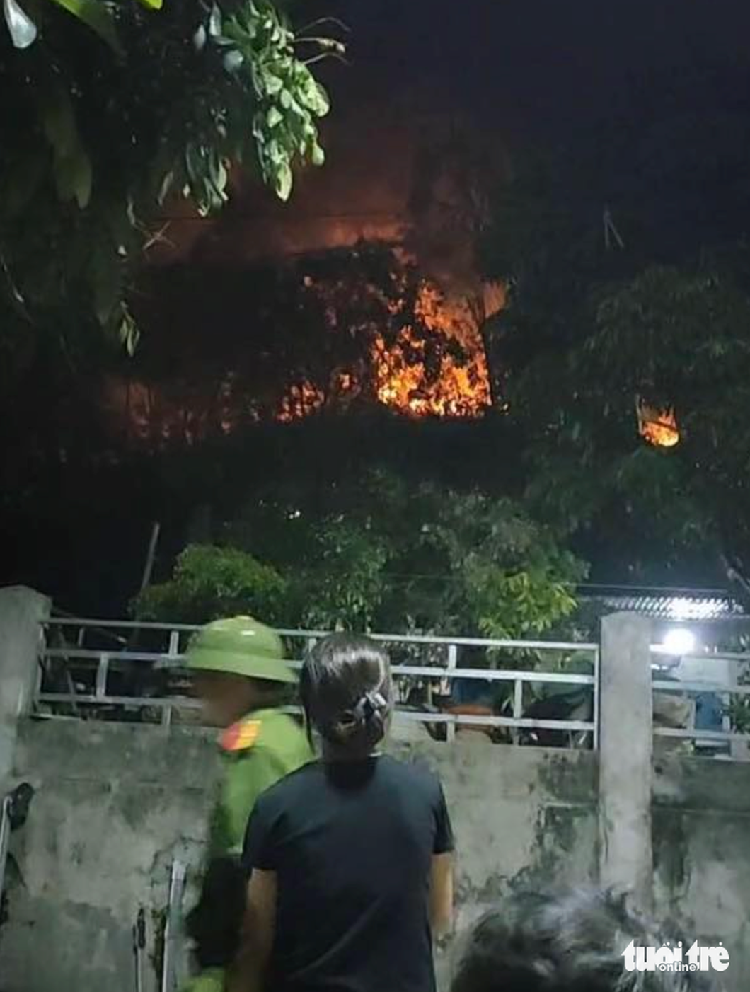 Người dân lo lắng khi đám cháy tiến sát đến nhà ở - Ảnh: N.THẮNG
