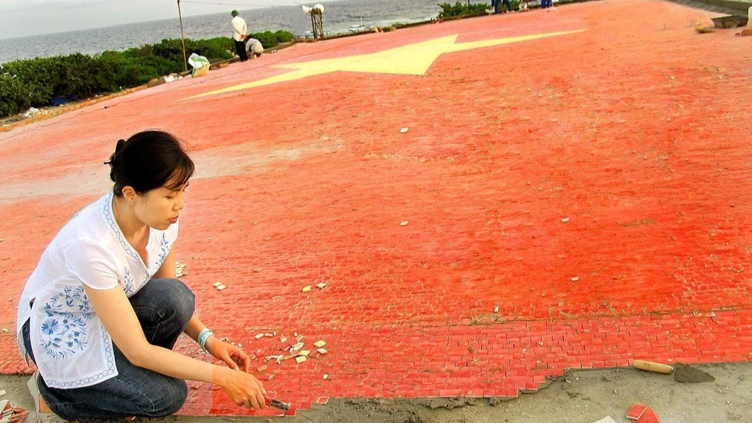 Họa sĩ Thu Thủy khi thi công lá cờ gốm trên đảo Trường Sa Lớn - Ảnh: NVCC
