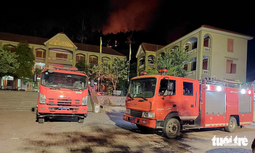 Xe cứu hỏa được điều tới ứng trực bảo vệ nhà thờ giáo xứ Vạn Lộc khi đám cháy tiến sát - Ảnh: DOÃN HÒA