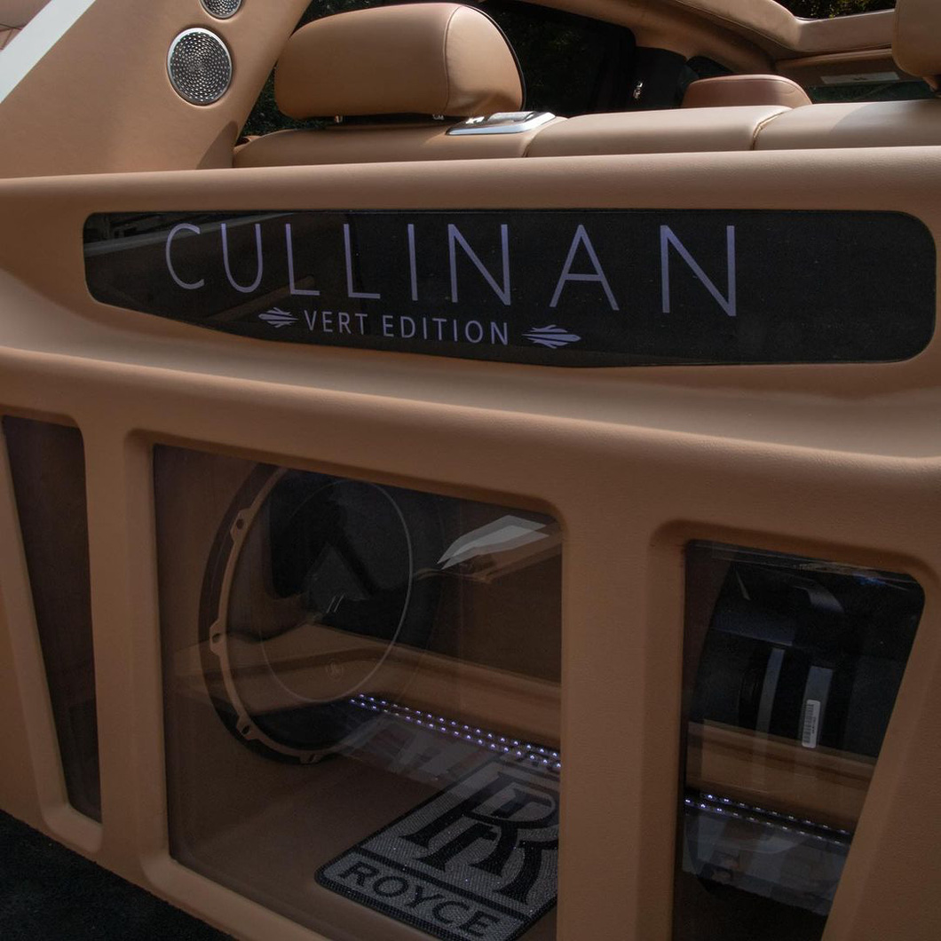 Bên trong cabin xe cũng có biểu tượng Rolls-Royce tạo hình từ kim cương ẩn phía sau - Ảnh: Car Effex