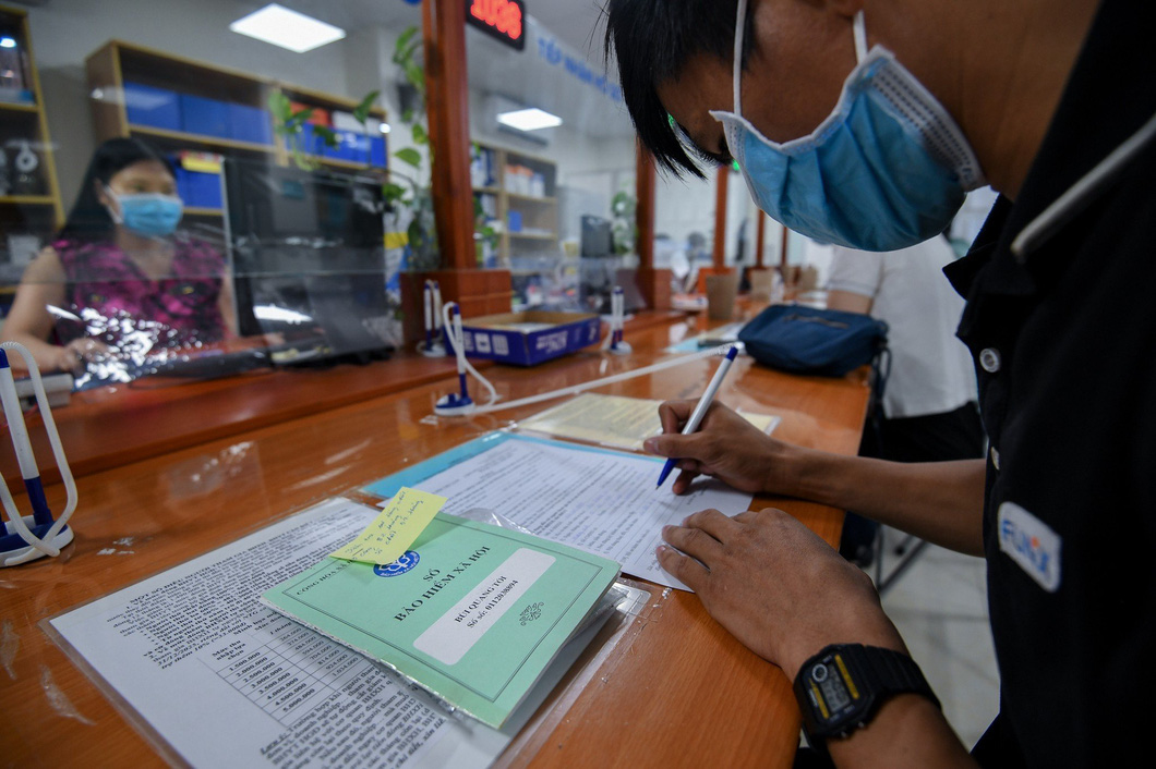 Người lao động làm thủ tục liên quan đến bảo hiểm xã hội tại Hà Nội - Ảnh: NAM TRẦN