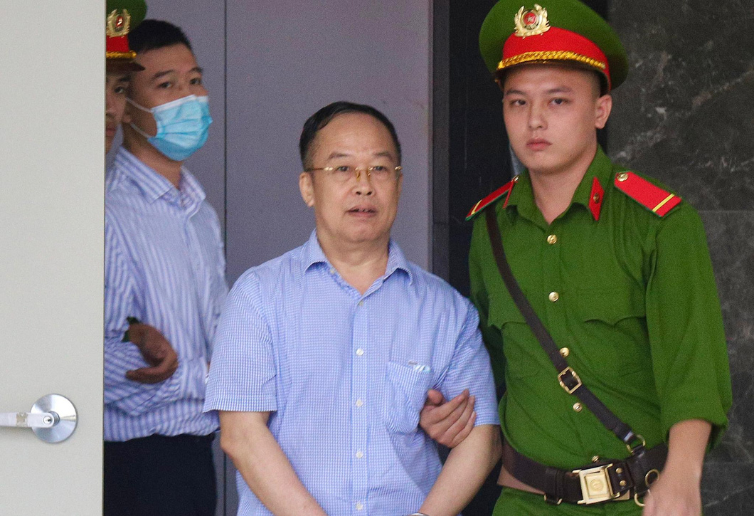 Cựu cục phó Trần Văn Dự được dẫn giải đến phiên tòa &quot;chuyến bay giải cứu&quot; - Ảnh: DANH TRỌNG