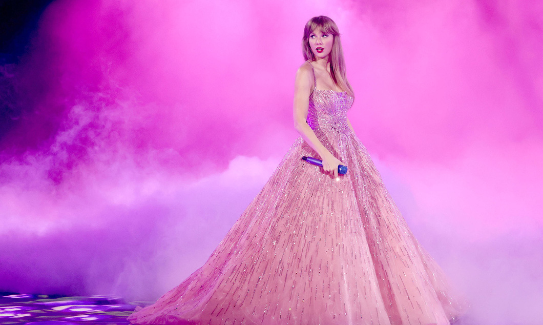 Taylor Swift lộng lẫy trên sân khấu trong chuyến lưu diễn The Eras Tour - Ảnh: Getty