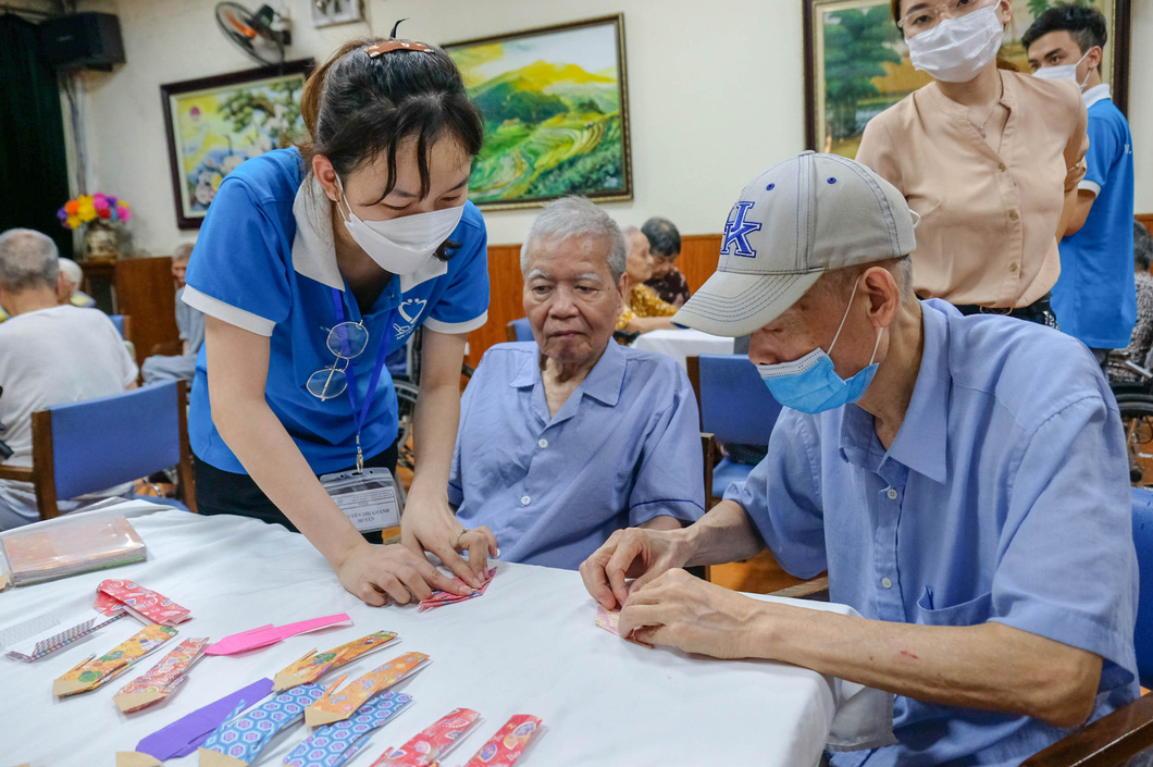Thực tập sinh thực hành tại một trung tâm chăm sóc người cao tuổi ở Hà Nội trước khi sang Nhật Bản, Đài Loan làm việc - Ảnh: HÀ QUÂN