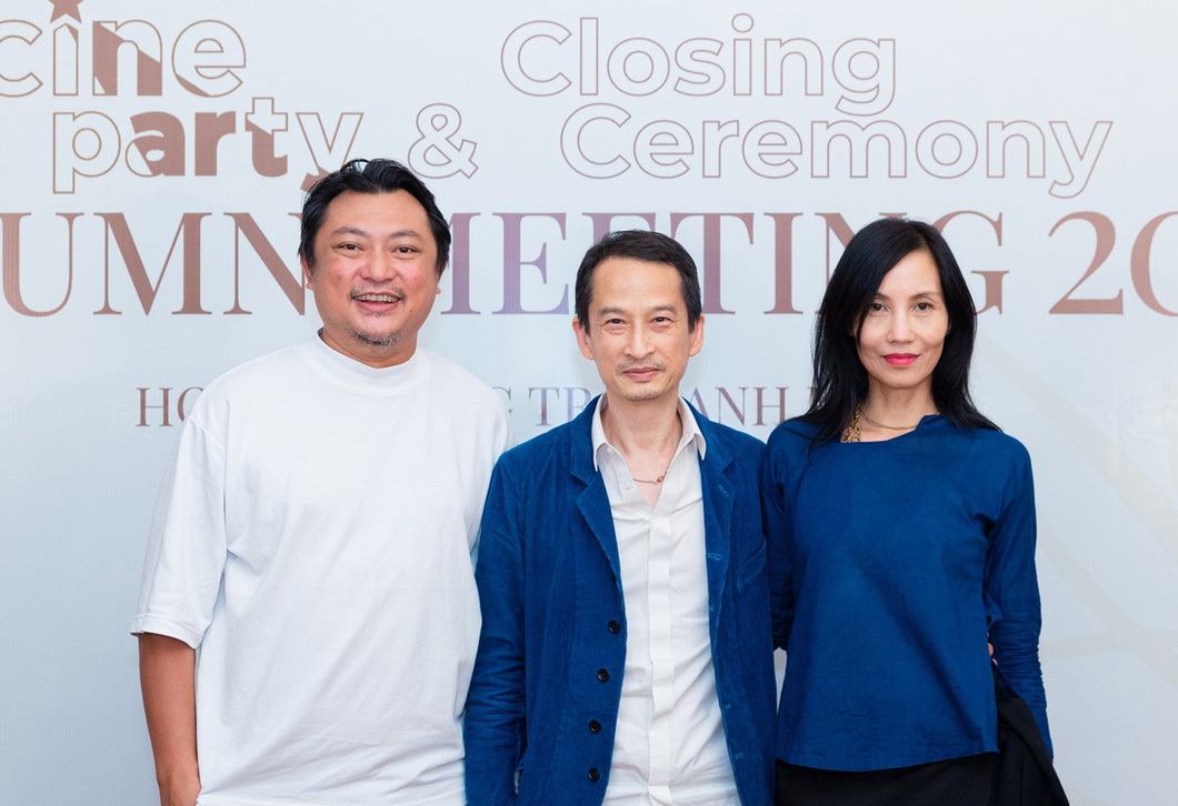 Đạo diễn Phan Gia Nhật Linh và vợ chồng đạo diễn Trần Anh Hùng - Trần Nữ Yên Khê tại buổi tiệc giã từ Gặp gỡ mùa thu - Ảnh: NVCC
