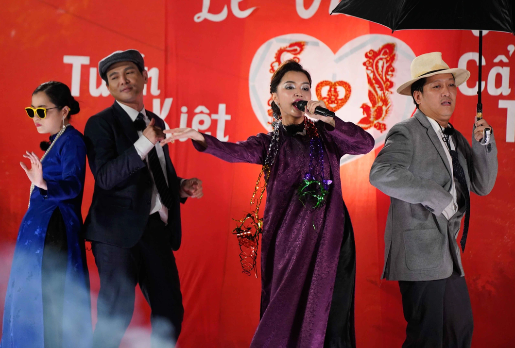 Bích Phương hát hit Đi đu đưa đi mừng đám cưới Puka và Gin Tuấn Kiệt Bích Phương hát nhạc sống bản hit Đi đu đưa đi mừng đám cưới Puka và Gin Tuấn Kiệt