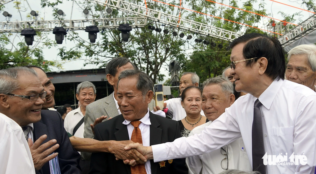 Nguyên Chủ tịch nước Trương Tấn Sang gặp gỡ các cựu tù chính trị Côn Đảo - Ảnh: ĐÔNG HÀ 