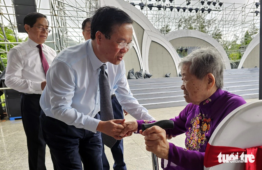 Chủ tịch nước Võ Văn Thưởng hỏi thăm cựu tù chính trị Nguyễn Thị Ni (84 tuổi) đến tử Tiền Giang - Ảnh: ĐÔNG HÀ