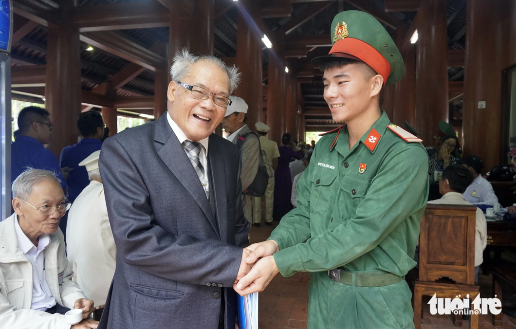 Cựu tù chinh trị Côn Đảo trò chuyện với người lính trẻ về những năm tháng chiến đấu với kẻ thù - Ảnh: Đ.H