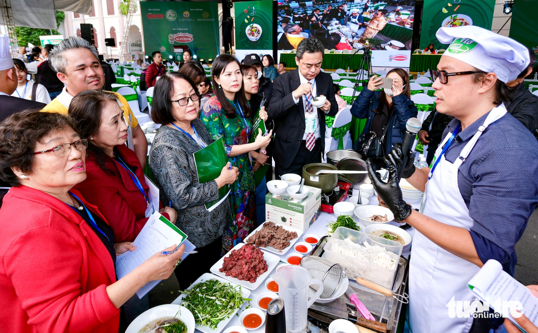 Bà Bùi Thị Sương (thứ tư từ trái sang) làm giám khảo Ngày của phở - Ảnh: NAM TRẦN