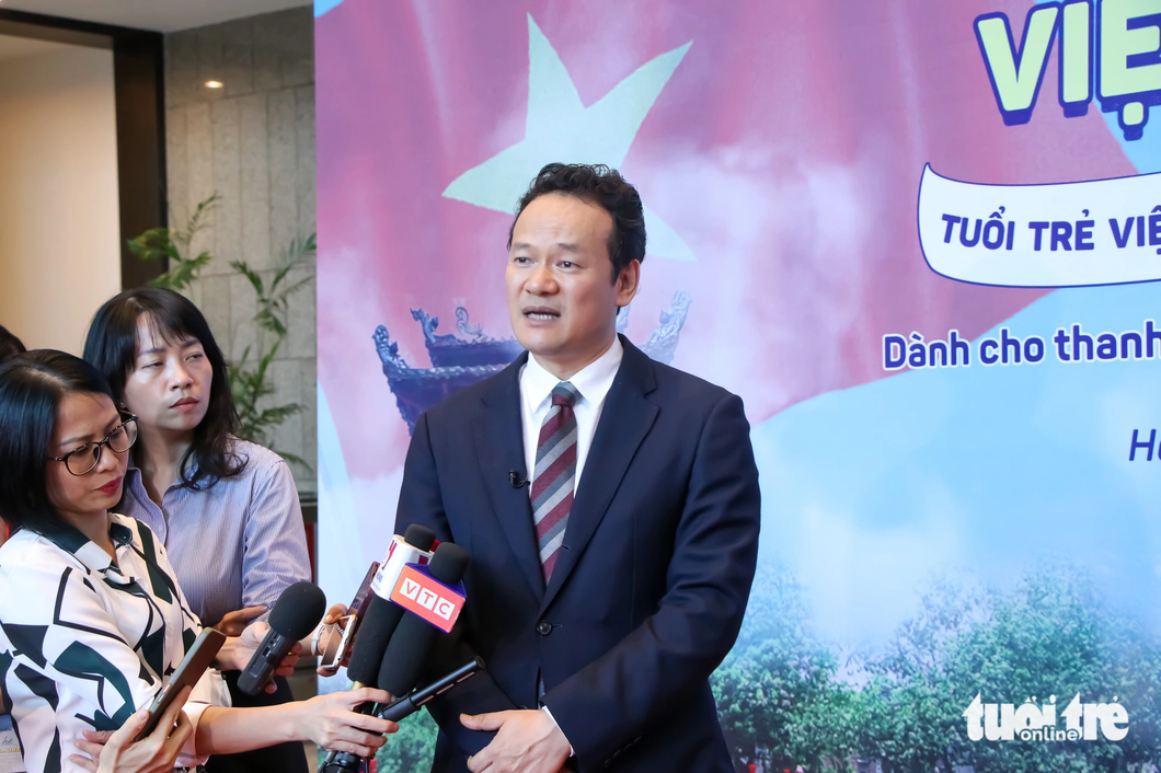 Phó chủ nhiệm Ủy ban Nhà nước về người Việt Nam ở nước ngoài Mai Phan Dũng chia sẻ với báo chí sau lễ khai mạc - Ảnh: DUY LINH