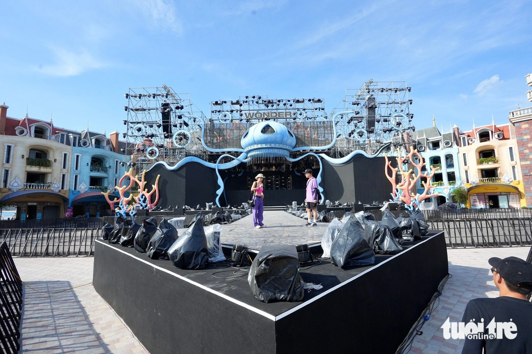 Sân khấu hình con sứa của đại nhạc hội 8Wonder đã được dựng nên ở VinWonder Nha Trang, chào đón sự kiện diễn ra vào ngày 22-7 - Ảnh: HỮU HẠNH