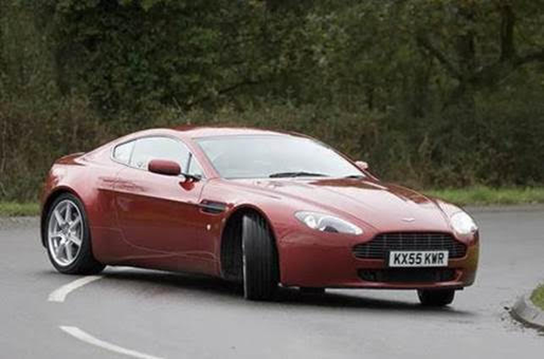 Được nhắc đến nhiều trong phần Nhiệm vụ bất khả thi: Chiến dịch bóng ma, chiếc xe thể thao hạng sang Aston Martin V8 Vantage (khoảng 3 tỉ đồng) mang vẻ ngoài thanh lịch. Ngoài ra, hiệu suất của chiếc xe khá ấn tượng: động cơ V8 4,3 lít, tạo ra công suất 385 mã lực và mô-men xoắn 410 Nm. Xe có thể đạt tốc độ 280 km/h.