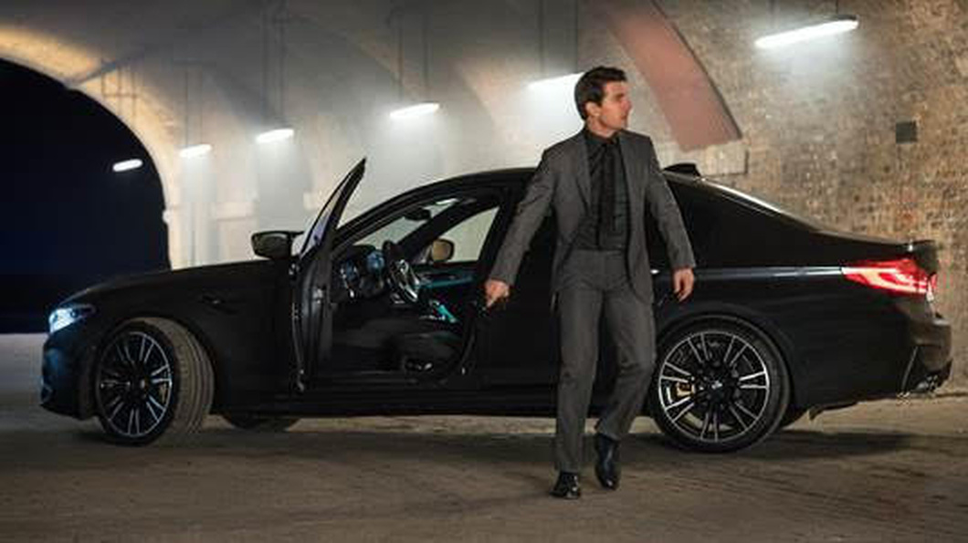Được đánh giá là bom tấn hành động đỉnh cao của hè 2018, Nhiệm vụ bất khả thi: Sụp đổ cài cắm nhiều tình tiết bất ngờ, lật mặt giữa các nhân vật, hàng loạt cảnh hành động nguy hiểm do chính tài tử Tom Cruise thực hiện. Góp phần thành công cho bộ phim có chiếc BMW M5 (khoảng 2,6 tỉ đồng) - một chiếc sedan hiệu suất cao với động cơ V8, tăng áp kép, dung tích 4,4 lít, hộp số tự động 8 cấp sản sinh công suất 600 mã lực và có khả năng đạt tốc độ tối đa ấn tượng 250 km/h. Trong phần mới nhất, khán giả có thể thấy chiếc xe này tái xuất.