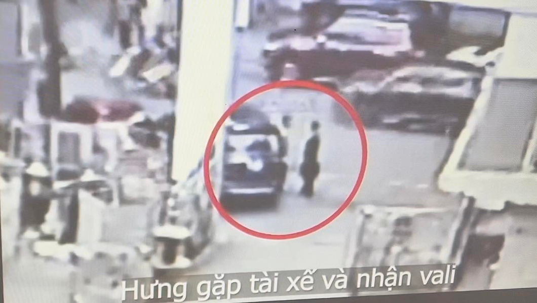 Hình ảnh Hoàng Văn Hưng nhận chiếc cặp số được trình chiếu tại tòa - Ảnh: DANH TRỌNG