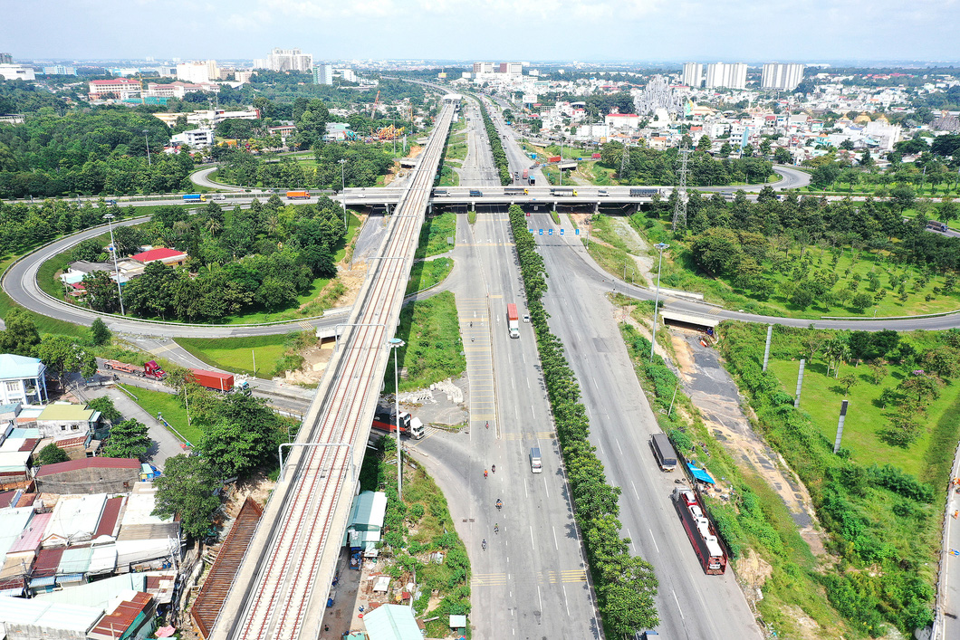 Tuyến metro số 1 Bến Thành - Suối Tiên đang được đầu tư xây dựng kết nối giao thông đường bộ và các tỉnh Bình Dương,  Đồng Nai   - Ảnh: TỰ TRUNG