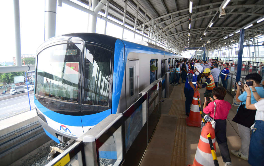 Tàu metro số 1 Bến Thành - Suối Tiên chạy thử nghiệm đoạn qua TP Thủ Đức, TP.HCM  - Ảnh: QUANG ĐỊNH